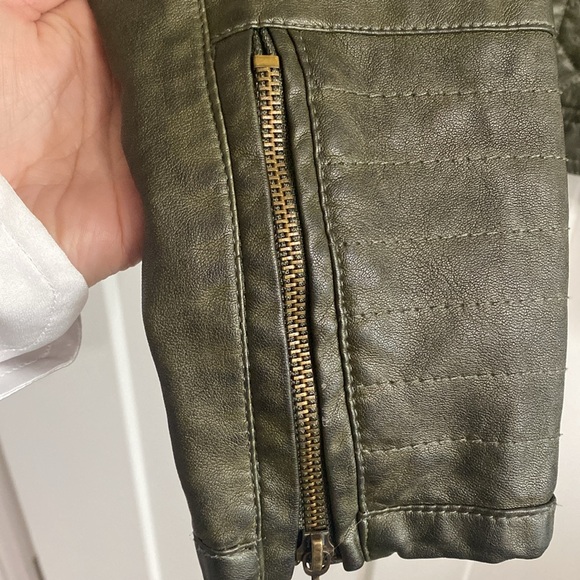 J2  Women's olive green faux leather bomber jacket w/ quilted pattern. Size M - Picture 6 of 12